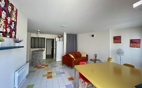 Appart Pop-Art proche autoroute, plages et attractions, Wifi - TV, déco stylée, calme